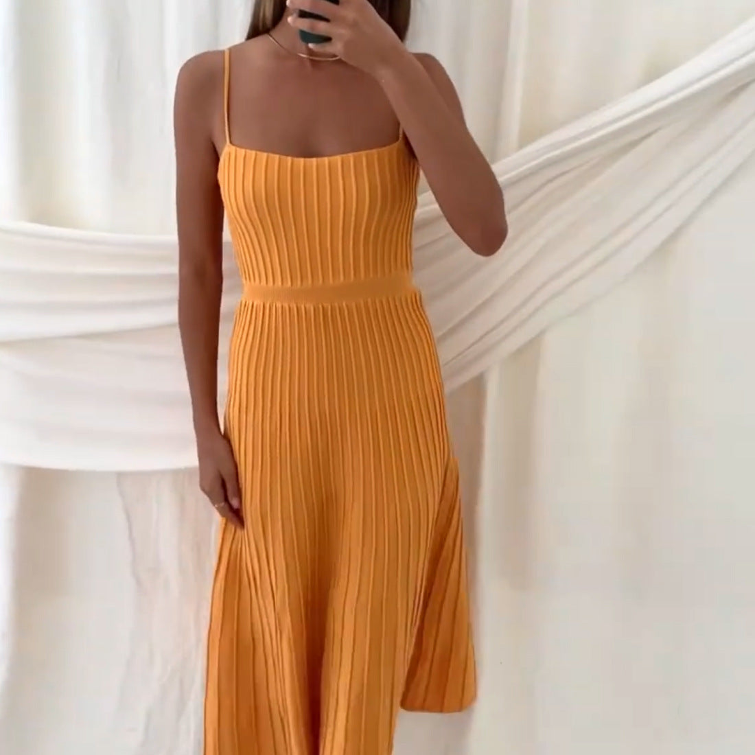 Clara | Robe Plissée à Bretelles et Taille Haute